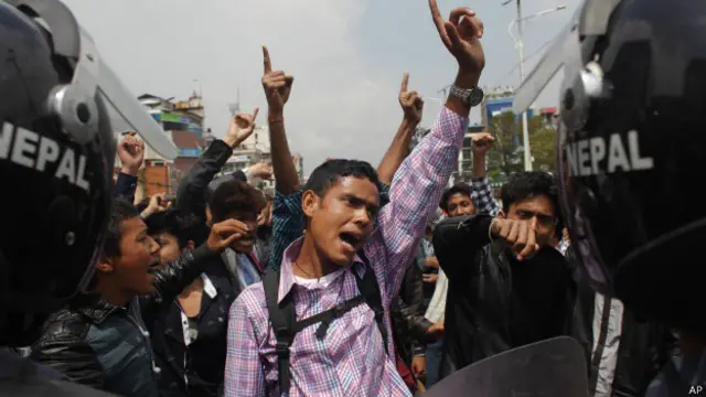 Di Kathmandu, polisi antihuru-hara bentrok dengan para warga yang berang atas lambannya penyaluran bantuan.