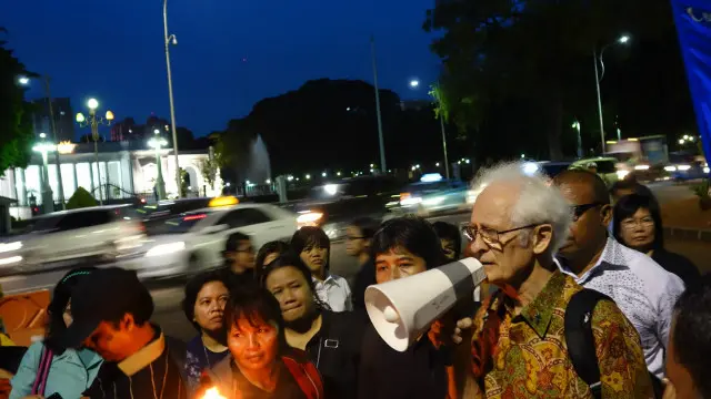 Rohaniwan Franz Magnis Suseno, dalam doa di depan Istana, beberapa jam sebelum eksekusi.