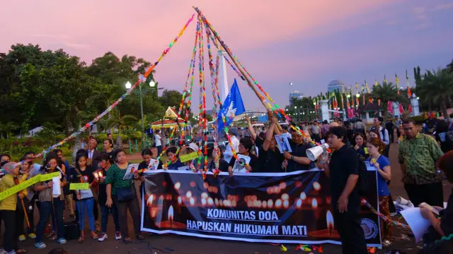 Berbagai kalangan di Jakarta mendoakan para terpidana mati dan mengharapkan pembatalan eksekusi.