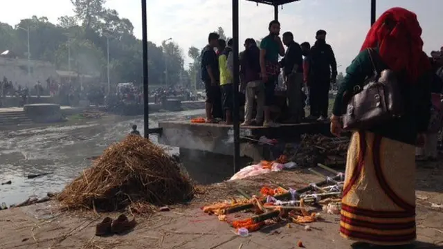 巴格馬蒂河岸边及河流中随处可见被火化的尸体