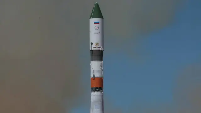 یاده سپوږمکۍ نړیوال سترغالي ته په رسېدو نه ده توانېدلې، او په هوا کې د ځمکې پوښ ته د ننوتلو پرمهال ماته شوې ده.