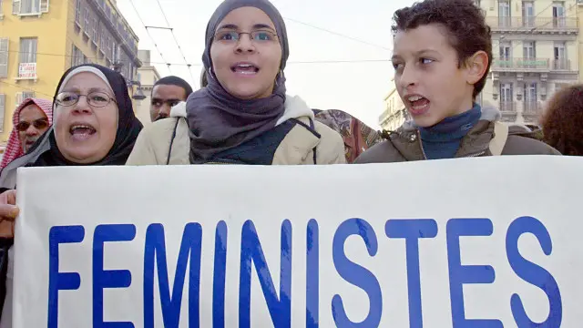Француженки-мусульманки на митинге протеста