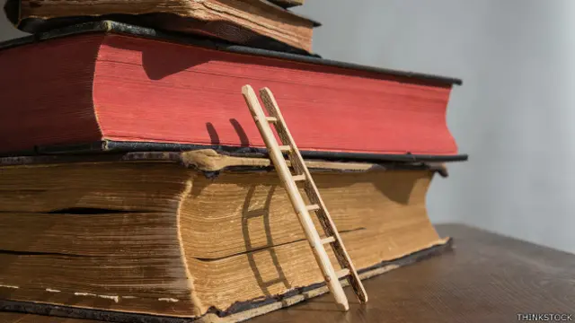 Libros sobre los que se soporta una escalera pequeña
