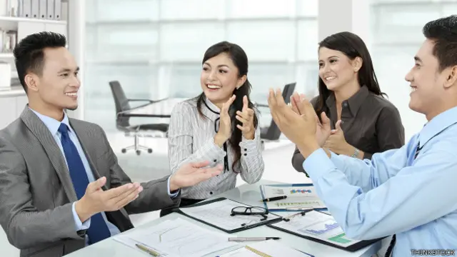 Un trabajador con un grupo de colegas que lo aplauden
