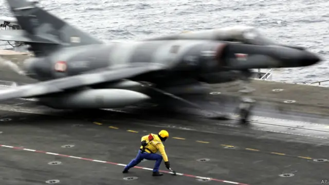 مقاتلة تقلع من حاملة الطائرات الفرنسية شارل ديغول للمشاركة في طلعات التحالف