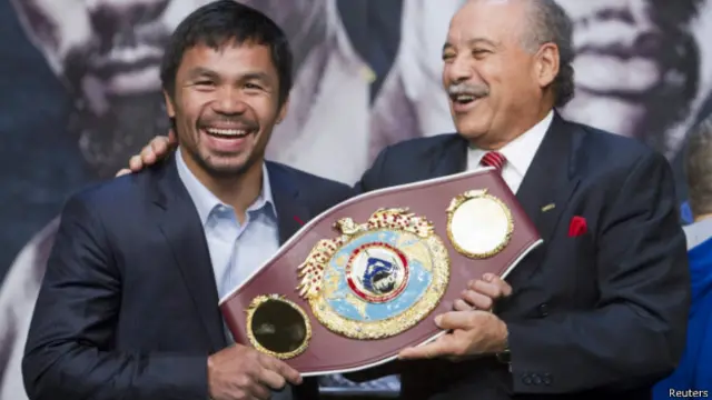 Fiesta se ha ganado el apoyo de muchos de sus compatriotas, entre ellos celebridades como el boxeador Manny Pacquiao (izqda).