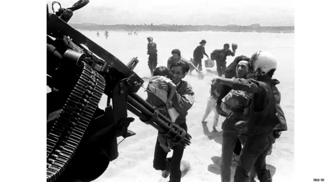 难民们和南越部队逃离