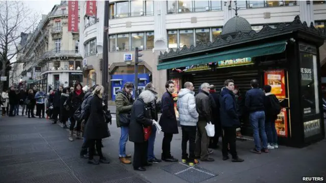 CHARLIE HEBDO KUYRUĞU: Normalde tirajı 60 bin olan dergi Ocak'taki saldırıdan sonra sekiz milyon adet sattı