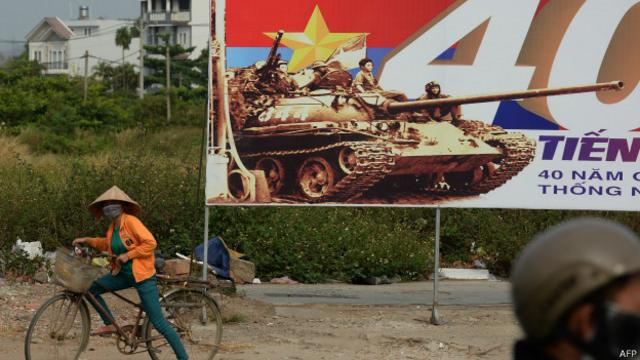 Pôster em Ho Chi Minh marca 40 anos do fim da guerra (AFP)
