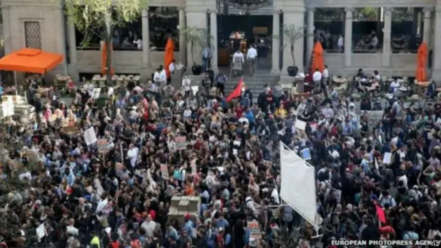 جمعے کو پولیس والوں کے خلاف مقدمہ چلائے جانے کے اعلان کے بعد لوگ سڑکوں پر جشن منانے نکل آئے