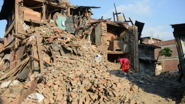 Regu penyelamat yang bertolak dari Ibu Kota Kathmandu sulit mencapai daerah terpencil akibat longsor.