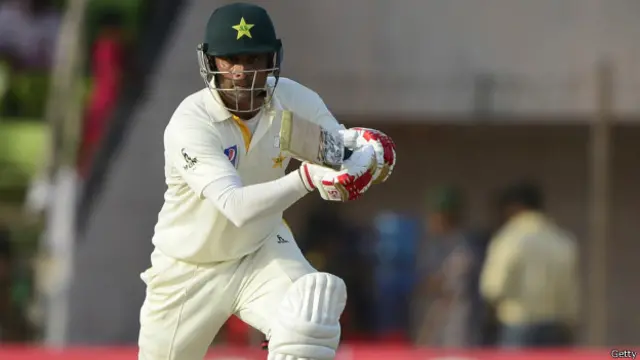  محمد حفیظ نے 21 چوکوں کی مدد سے 200 رنز بنائے ہیں۔ یہ ان کے کریئر کی پہلی ڈبل سنچری ہے