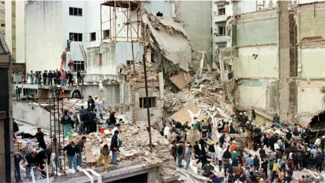 در سال ۱۹۹۴ در انفجار مرکز فرهنگی یهودیان در مرکز بوئنوس‌آیرس ۸۵ نفر کشته شدند و ساختمان هفت طبقه این مرکز فروریخت