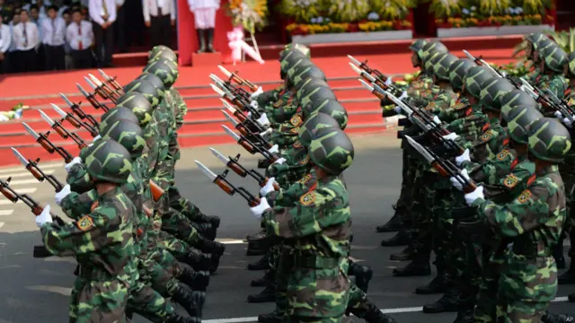 Lực lượng bộ binh thuộc Quân đội Nhân dân Việt Nam, với súng Kalashnikov AK-47