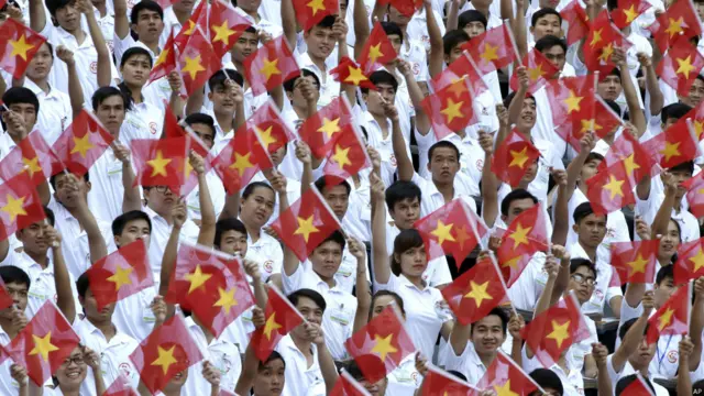 Truyền thông trong nước cho biết lễ diễu hành có sự tham gia của khoảng 6.000 người. Từ TP.HCM, phóng viên BBC Hồng Nga cho biết "bầu không khí ở đây rất náo nức, ít nhất là với những binh sĩ trẻ quanh chỗ tôi đứng. Họ dựng súng, tíu tít chụp hình cho nhau và chụp với những ngưới tới dự."