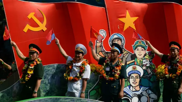 越南退伍军人在胡志明市越战结束40周年阅兵式上（30/4/2015）