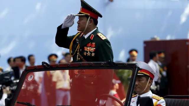 Trung tướng Bế Xuân Trường, Phó Tổng Tham mưu trưởng Quân đội Nhân dân Việt Nam, dẫn đầu đoàn diễu hành
