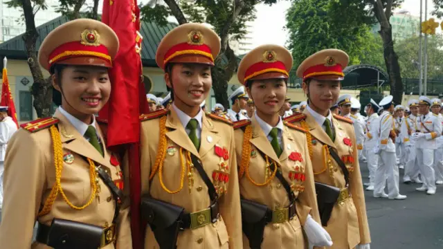 Para peserta parade terdiri dari berbagai resimen militer Vietnam.