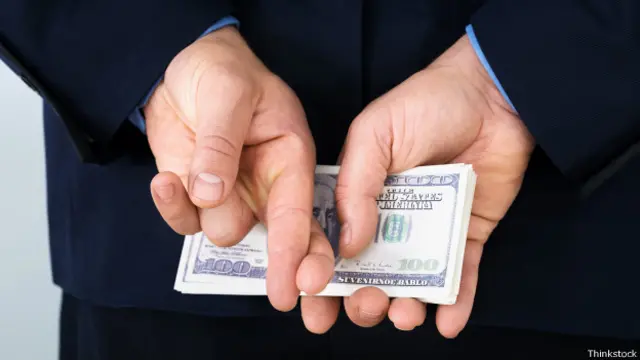 Человек с деньгами за спиной