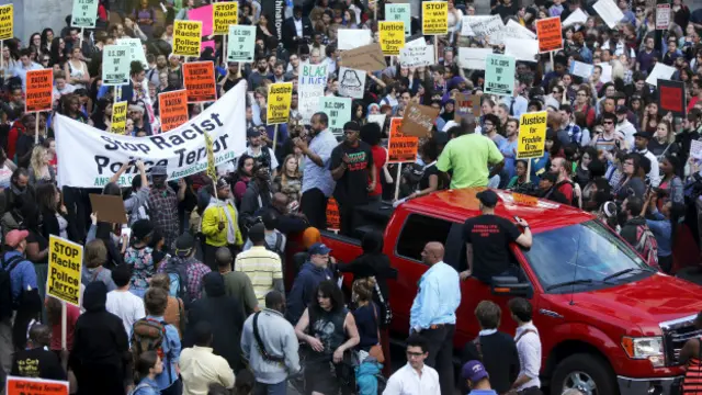 Washington'da yüzlerce kişi Freddie Gray için toplandı.