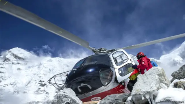 बचाव दल का हेलीकॉप्टर 