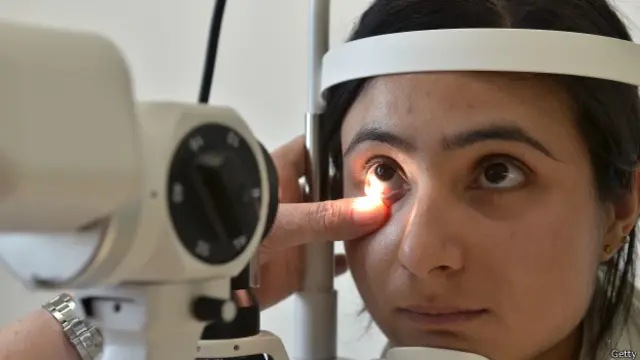 Una persona a la que le están practicando un examen de la vista