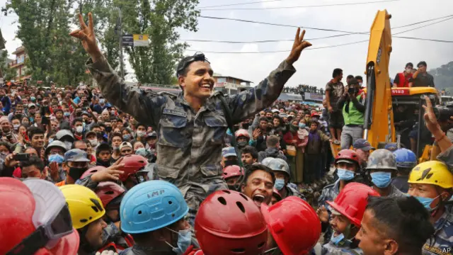 Arama-kurtarma ekipleri ve polis 18 yaşındaki gencin kurtarılmasını kutladı.