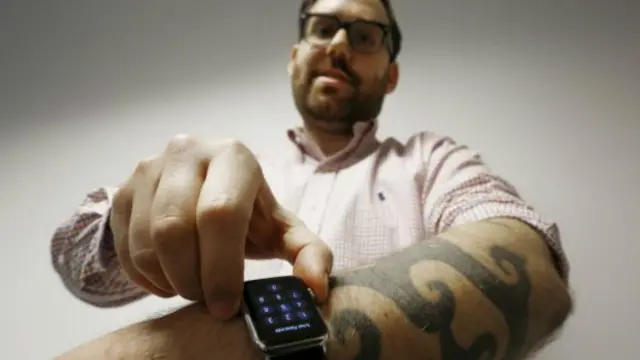Reuter muhabiri Matt Siegel, Apple akıllı saatini dövmeli kolunda denedi