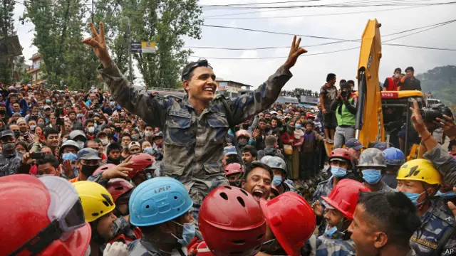 Policías, rescatistas y curiosos celebran el rescate de Pemba Lama