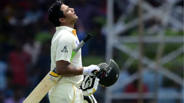 اظہر علی نے محمد حفیظ کے ساتھ 227 رنز کی شراکت بنائی۔ اظہر علی 83 کے انفرادی سکور پر آؤٹ ہوئے۔