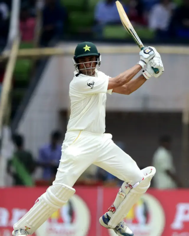 یونس خان 33 رنز کے انفرادی سکور پر اسلام کی گیند پر بولڈ ہو گئے۔