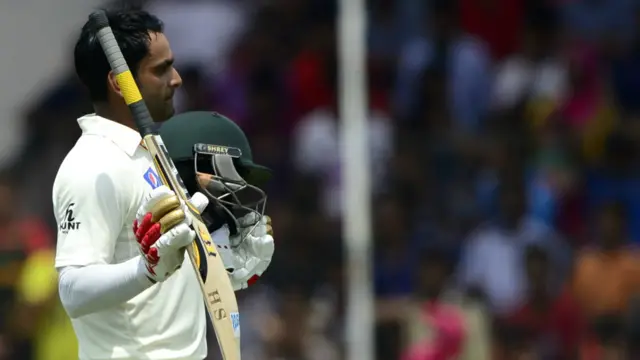 محمد حفیظ نے میچ کے تیسرے روز اپنے کریئر کی پہلی سنچری مکمل کی۔ حفیظ 224 رنز بنا کر آؤٹ ہوئے۔