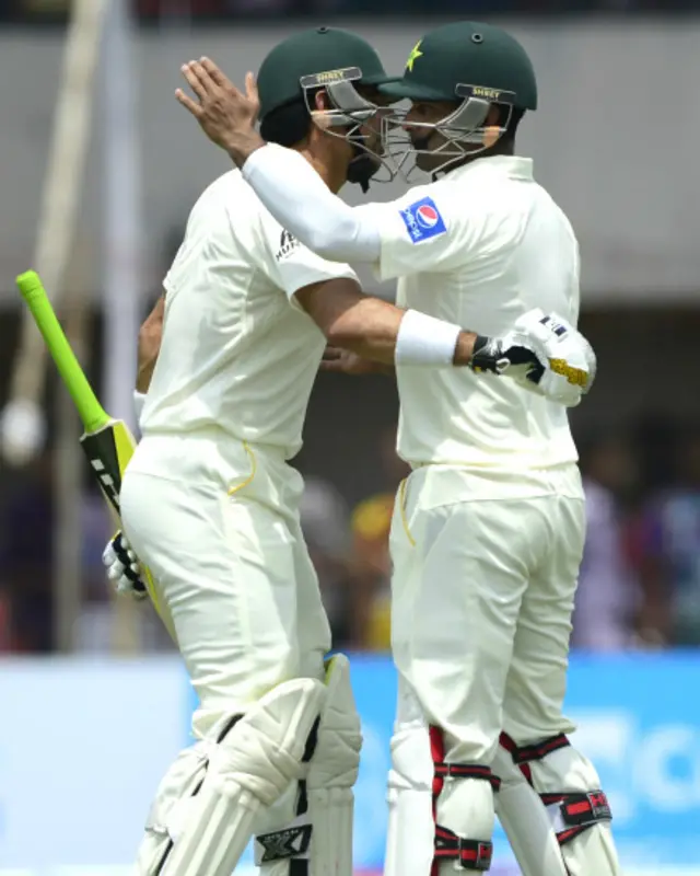 کپتان مصباح الحق محمد حفیظ کو ڈبل سنچری بنانے پر مبارکباد دے رہے ہیں۔