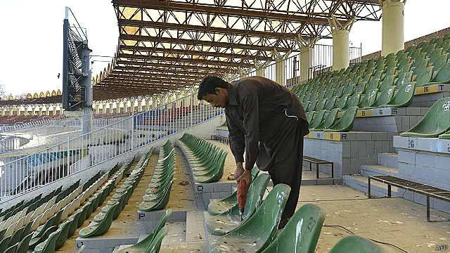 قذافی سٹیڈیم میں زمبابوے کے دورے سے پہلے تیاریوں کو حتمی شکل دی جا رہی ہے