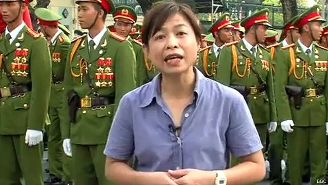 Phóng viên Hồng Nga đang tường thuật lễ diễu hành và mít-tinh ngày 30/4/2015 cho BBC từ TP. Hồ Chí Minh.