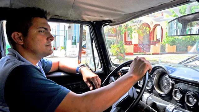 Waldo, en su carro de alquiler