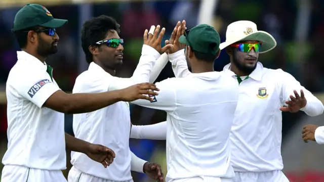 بنگلہ دیش کے آف سپنر شوگاتا ہوم نے پاکستان کے تین کھلاڑیوں کو آؤٹ کیا۔