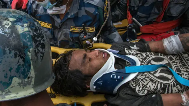 کھٹمنڈو میں عمارت کے ملبے سے زندہ نکالے جانے والے نوجوان کی شناخت پمبا لاما کے نام سے ہوئی