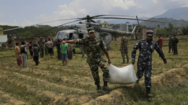  زمینی رابطے منقطع ہونے کے باعث ہیلی کاپٹروں کی مدد سے دوردراز کے علاقوں میں امداد پہنچائی جا رہی ہے۔