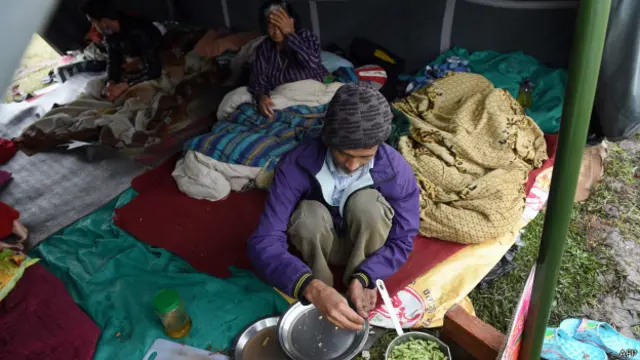 نامہ نگاروں کے مطابق نیپالی حکومت پر امدادی سامان کو منظم انداز میں تقسیم نہ کرنے پر تنقید میں اضافہ ہو رہا ہے