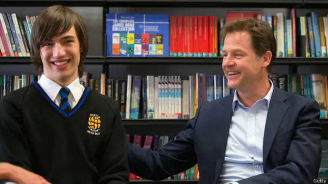 Лидер Либерал-демократической партии Ник Клегг в академии в Корнуолле