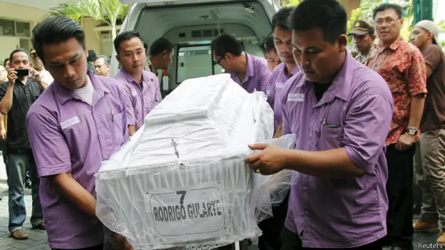 Caixão com corpod e Rodrigo Gularte (Foto: Reuters)