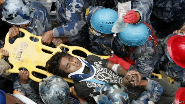 Seorang remaja berusia 15 tahun dievakuasi dari reruntuhan gedung.