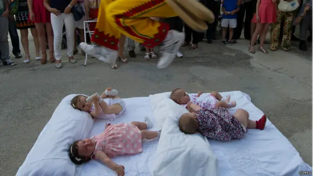 A algunas criaturas en España les fascina más su zapato que los diablos que saltan por encima.