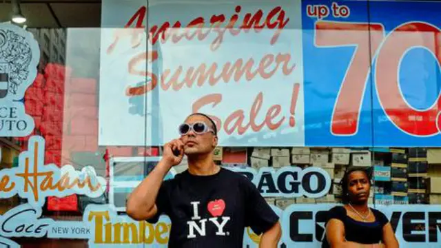 Um truque comum é fazer parecer que um produto está sendo consumido por outros compradores