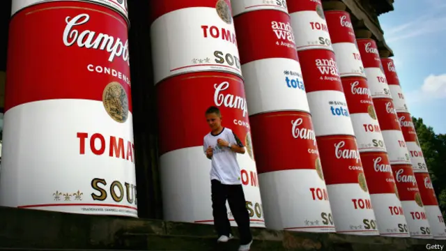 Publicidad de una exhibición de Andy Warhol, con su famosa lata de sopa Campbell