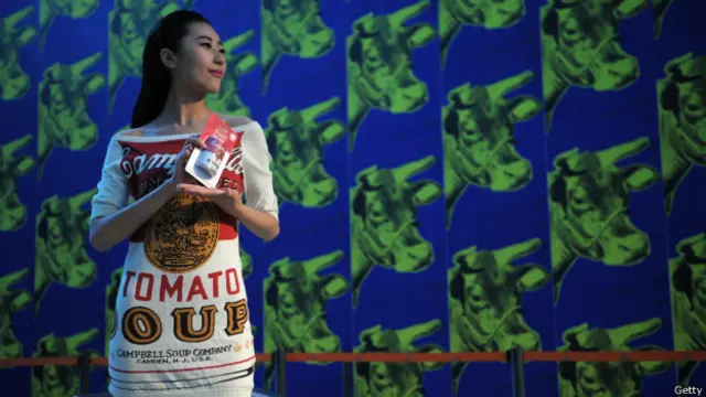 Una mujer con una camiseta con la famosa lata de sopa