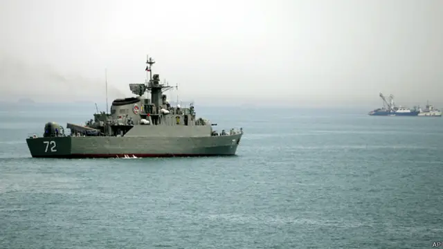 الفرقاطة الايرانية "البرز" تبحر قرب مضيق هرمز الذي يصل الخليج ببحر العرب