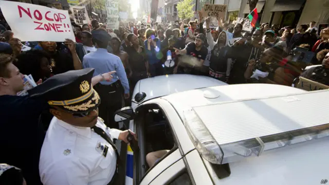 يشارك مئات من المواطنين في مسيرة في أنحاء المدينة على الرغم من رداءة الأحوال الجوية العاصفة