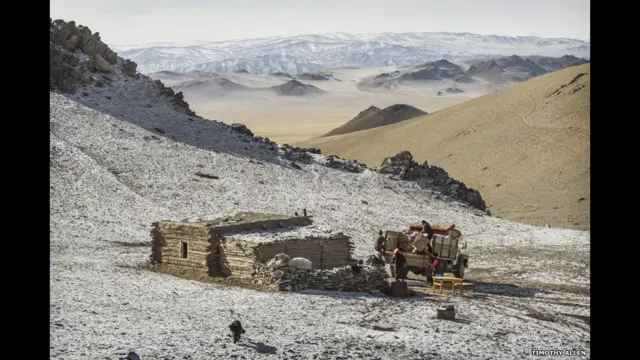 یہ شوہان نامی ایک خانہ بدوش کا موسم ِ سرما کا مسکن ہے۔ یہاں سے اپنے موسمِ بہار کے ٹھکانے تک جانے کے لیے شوہان کے خاندان کے زیادہ تر افراد اور ان کا ساز و سامان ٹرک پر جاتا ہے، لیکن ان کے مویشی نئی چراہ گاہوں کی تلاش میں پہاڑوں پر چل کر وہاں پہنچتے ہیں۔